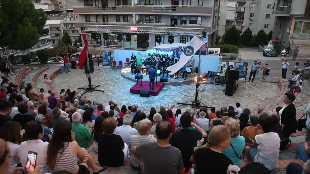 Karabağlar Tsm Korosu "Yaz Konseri"Yle Vatandaşlarla Buluştu