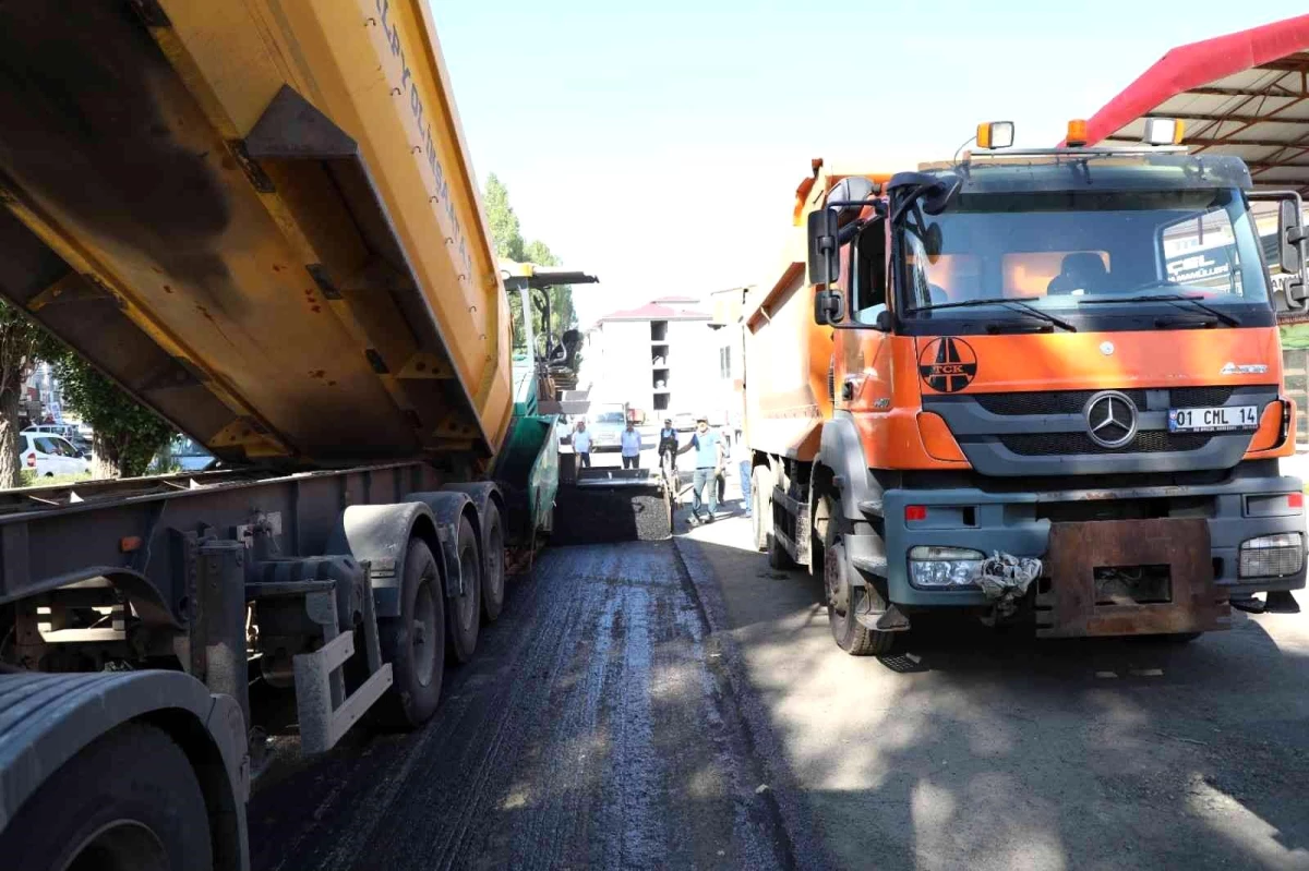 Kars\'ta şehiriçi yollarda sıcak asfalt atılıyor