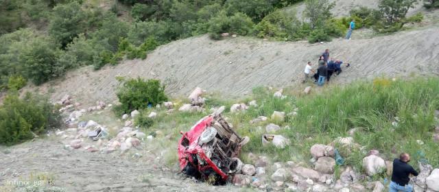 Minibüs 300 metrelik uçuruma yuvarlandı, 5 kişilik aileden yalnızca 1 çocuk kurtuldu