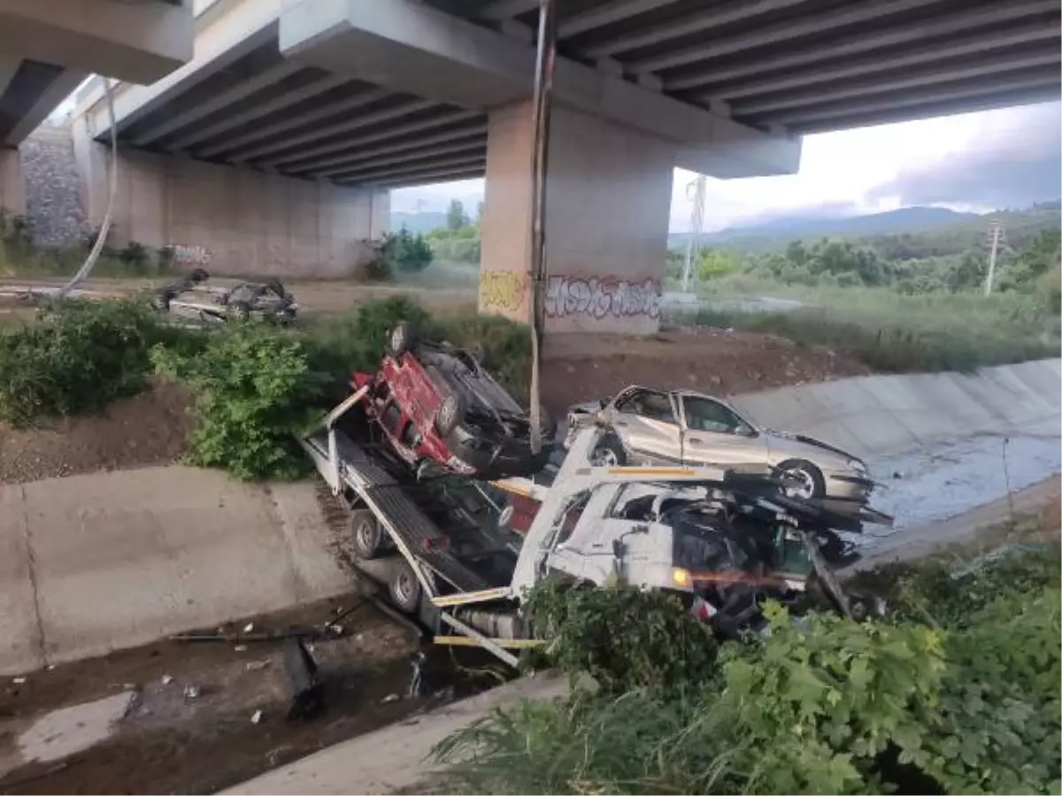 Son dakika haberi! Otomobil taşıyan TIR viyadükten uçtu: 1 ağır yaralı