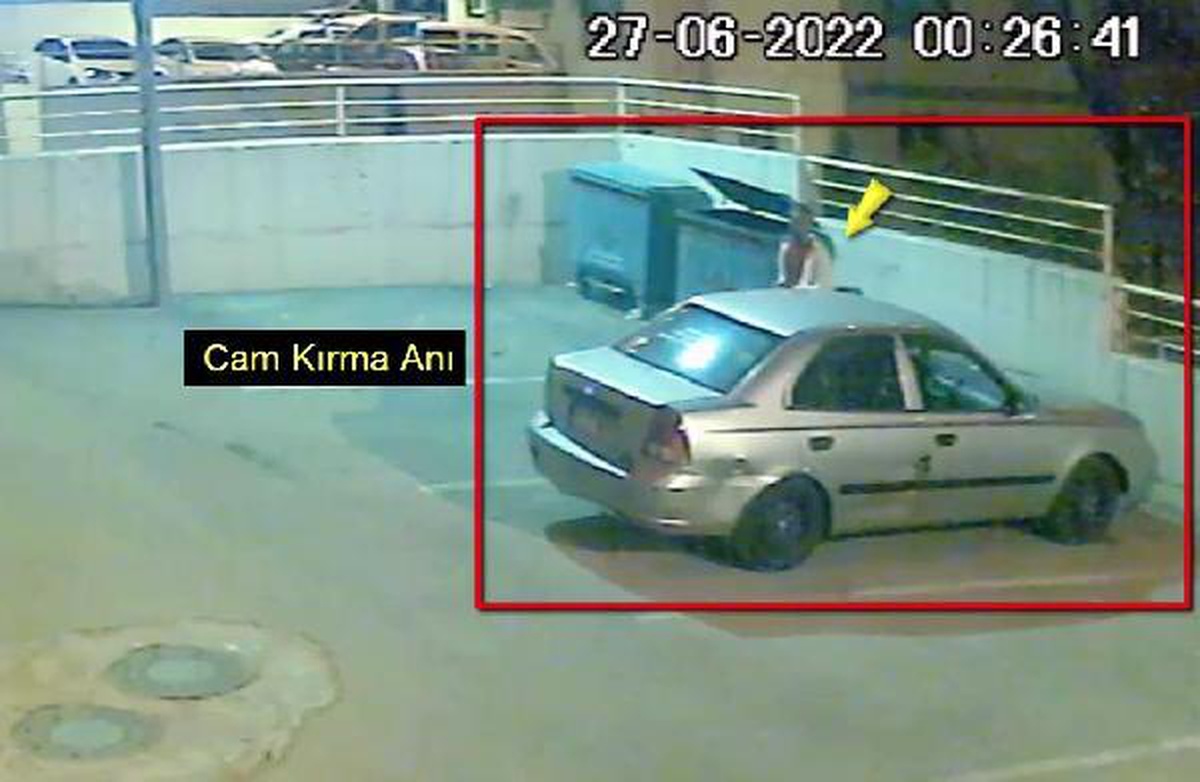 Park halindeki otomobilin camını kırıp telefonu çaldı