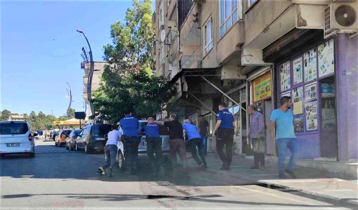 Son dakika haberi! Polisler yolda kalan sürücüye yardım etti