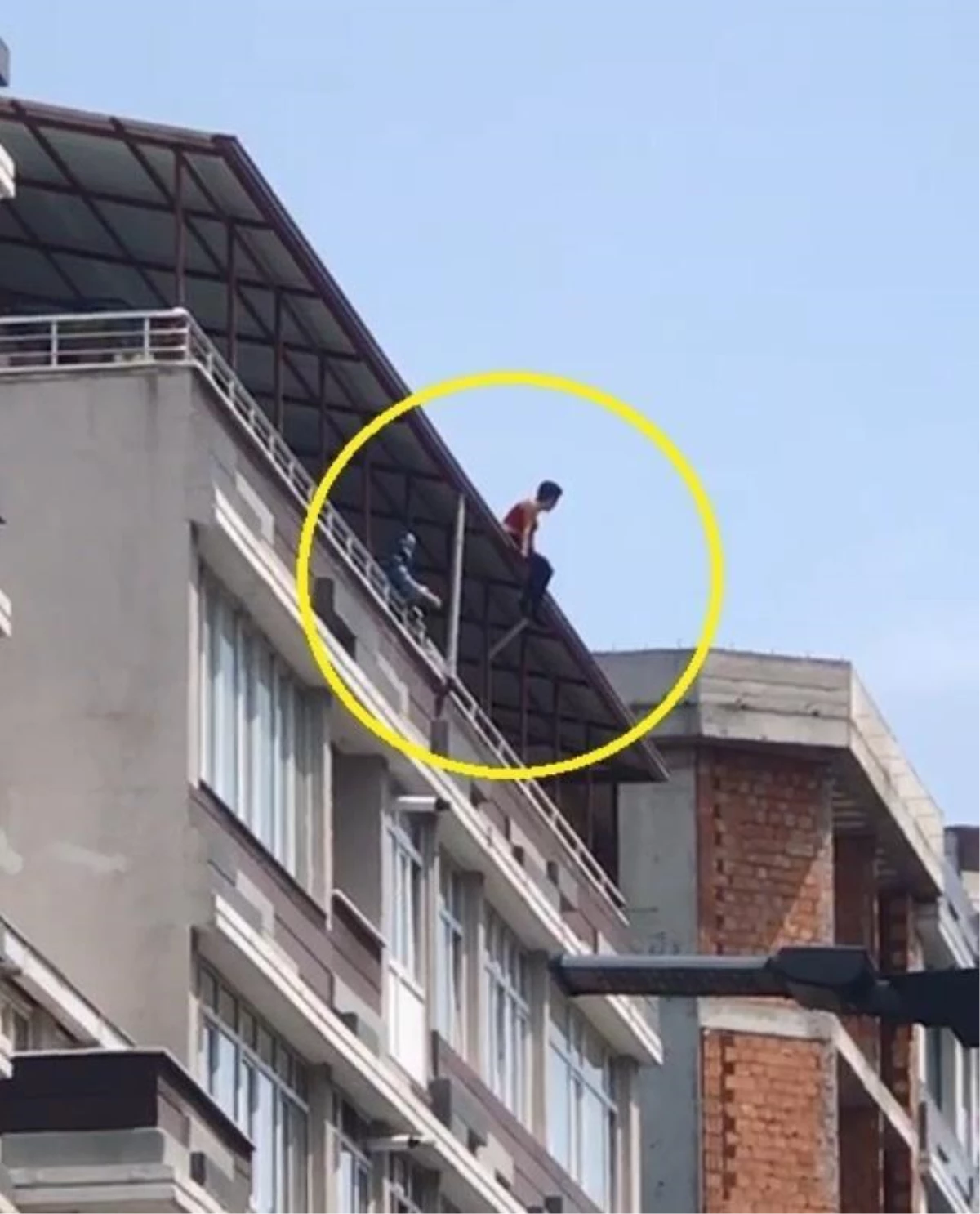 Polisten kahramanca hareket! 5 katlı binanın çatısında intihar etmeye hazırlanan kadını son anda kolundan çekerek kurtardı