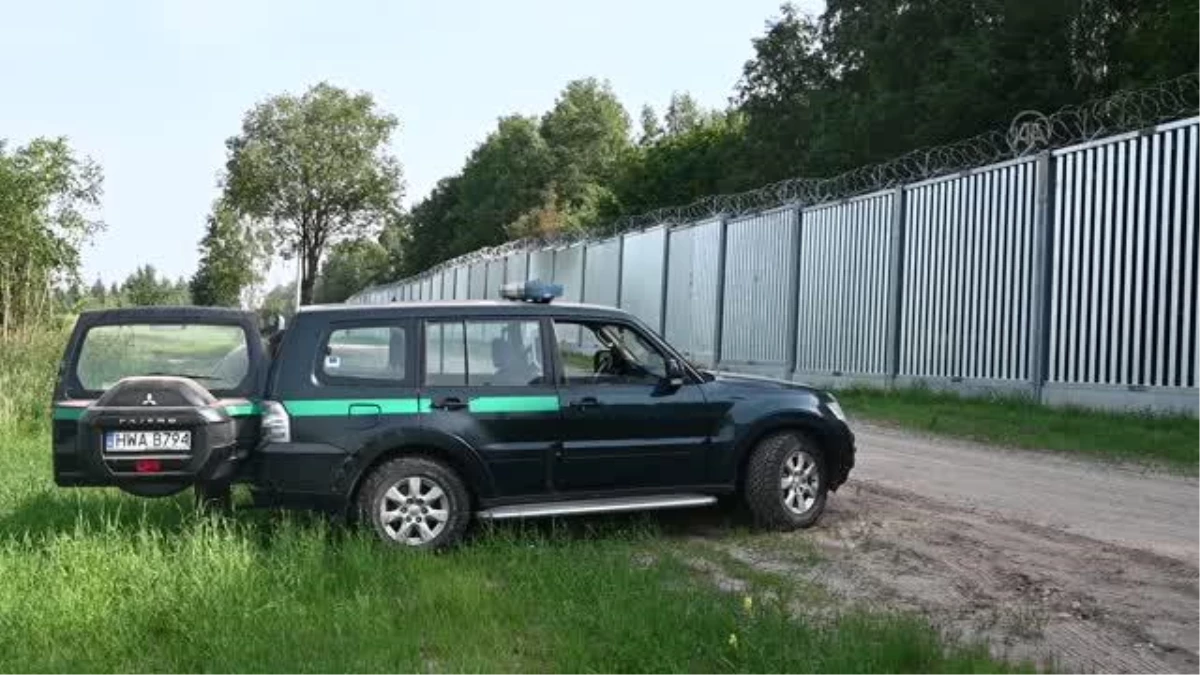 Polonya\'nın göçmenlerin geçişini engellemek için Belarus sınırına inşa ettiği çelik duvar tamamlandı