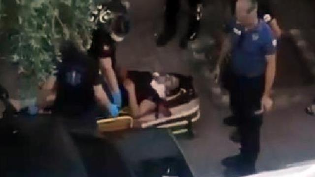 Sevgilisinin boğazını bıçakla kesti, yanına kimseyi yaklaştırmadı Sevgilisinin boğazını bıçakla kesti, yanına kimseyi yaklaştırmadı