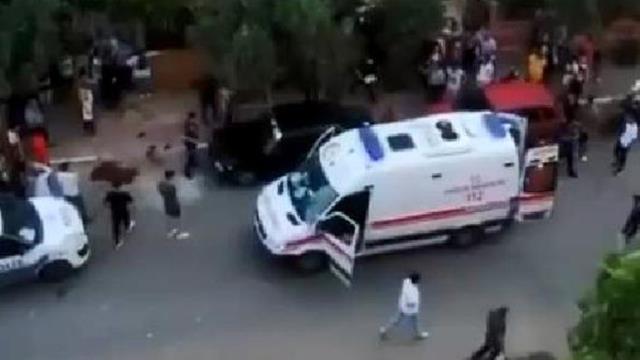 Sevgilisinin boğazını bıçakla kesti, yanına kimseyi yaklaştırmadı Sevgilisinin boğazını bıçakla kesti, yanına kimseyi yaklaştırmadı