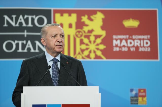 Son Dakika: Cumhurbaşkanı Erdoğan: Üçlü muhtıra diplomatik zaferdir, İsveç 73 teröristi Türkiye'ye iade edecek Son Dakika: Cumhurbaşkanı Erdoğan: Üçlü muhtıra diplomatik zaferdir, İsveç 73 teröristi Türkiye'ye iade edecek