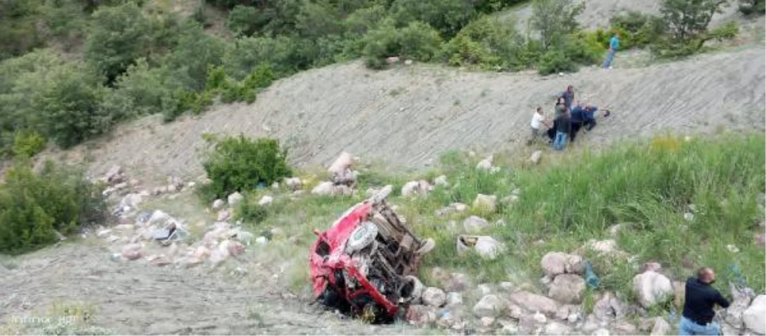 Tokat\'ta feci kaza: 300 metrelik uçurumdan yuvarlanan minibüste bulunan 5 kişilik aileden yalnızca 1 çocuk kurtulabildi