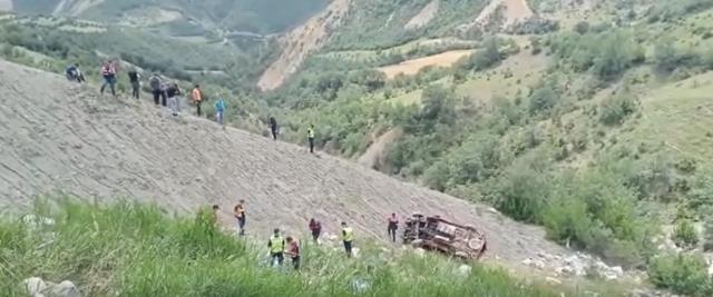 Tokat'ta minibüs, uçuruma yuvarlandı: 1'i çocuk 4 ölü, 1 yaralı Tokat'ta minibüs, uçuruma yuvarlandı: 1'i çocuk 4 ölü, 1 yaralı
