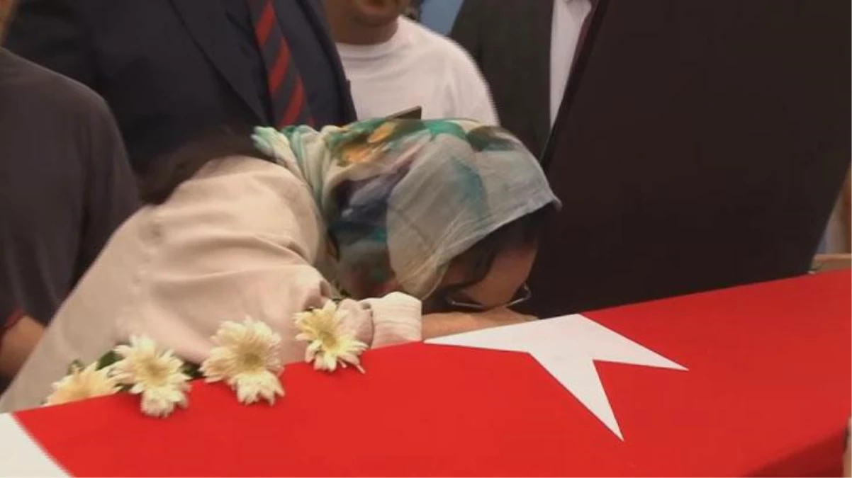 Türkan Şoray, hayatını kaybeden efsane isim Cüneyt Arkın\'a gözyaşları içinde veda etti! Tabutuna sarılarak hüngür hüngür ağladı