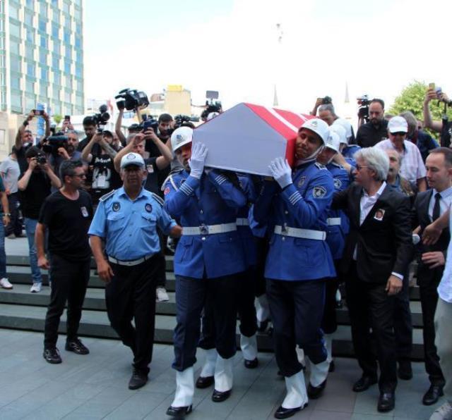 Usta sanatçı Cüneyt Arkın son yolculuğuna uğurlanıyor! Oğlu törende gözyaşlarına boğuldu