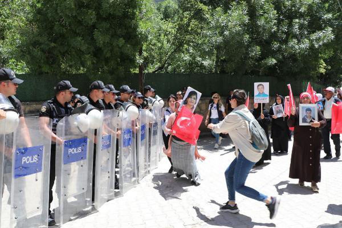 Van'da evlat nöbetindeki ağabey: Kardeşim gel teslim ol