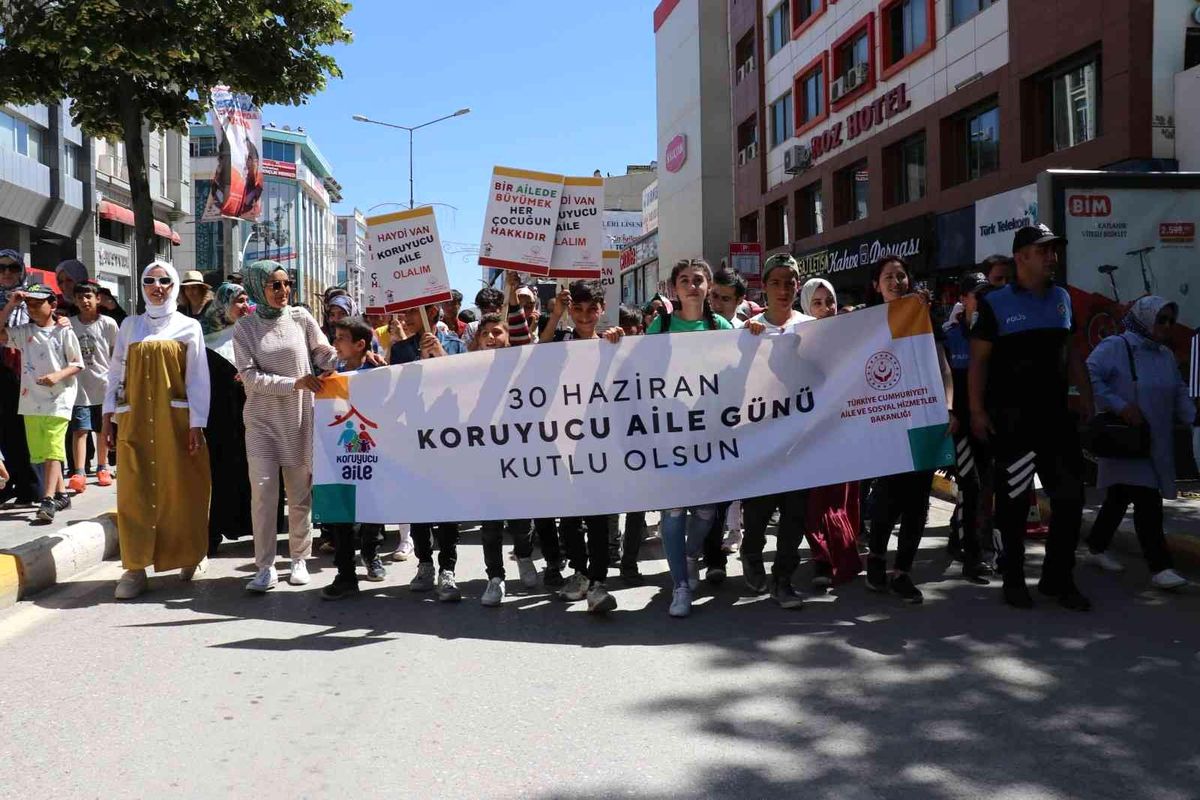 Van\'da "Koruyucu Aile Günü" yürüyüşü