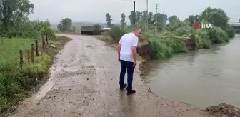 Yaklaşık 100 hane kullanıyordu, yolun yarısını nehir yuttu...3 mahallenin bağlantısını sağlayan yol çöktü