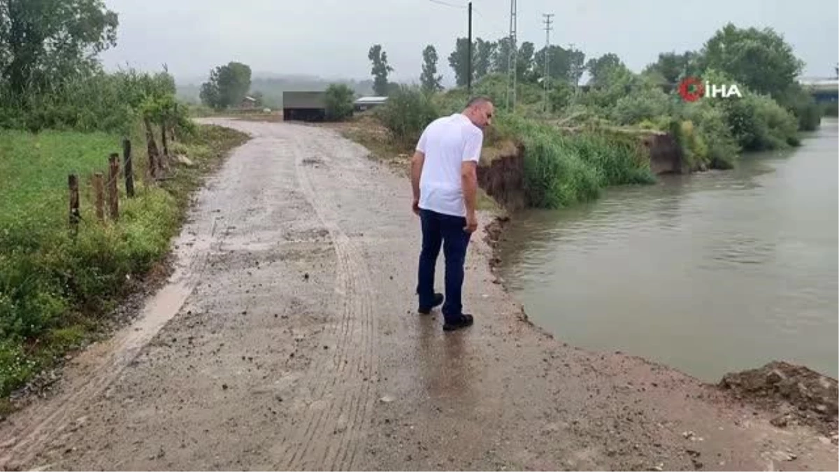 Yaklaşık 100 hane kullanıyordu, yolun yarısını nehir yuttu...3 mahallenin bağlantısını sağlayan yol çöktü