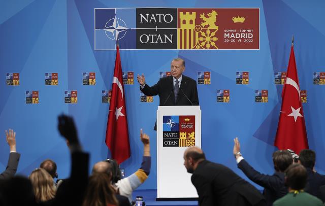 ABD'li gazeteciden dikkat çeken zirve yorumu: Erdoğan'a, önceden seçilmiş soruları alan Biden ve Johnson'dan çok daha fazla soru soruldu ABD'li gazeteciden dikkat çeken zirve yorumu: Erdoğan'a, önceden seçilmiş soruları alan Biden ve Johnson'dan çok daha fazla soru soruldu