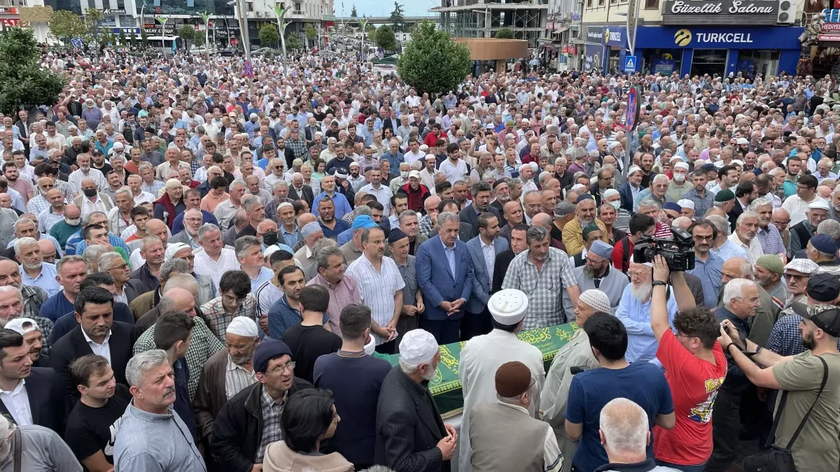 Son dakika haberi | AK Parti Genel Başkan Yardımcısı Yazıcı, Rize\'de cenaze törenine katıldı