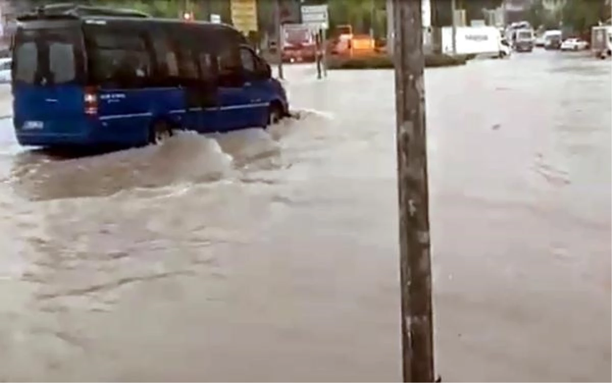 Ankara\'da şiddetli yağış; araçları su bastı