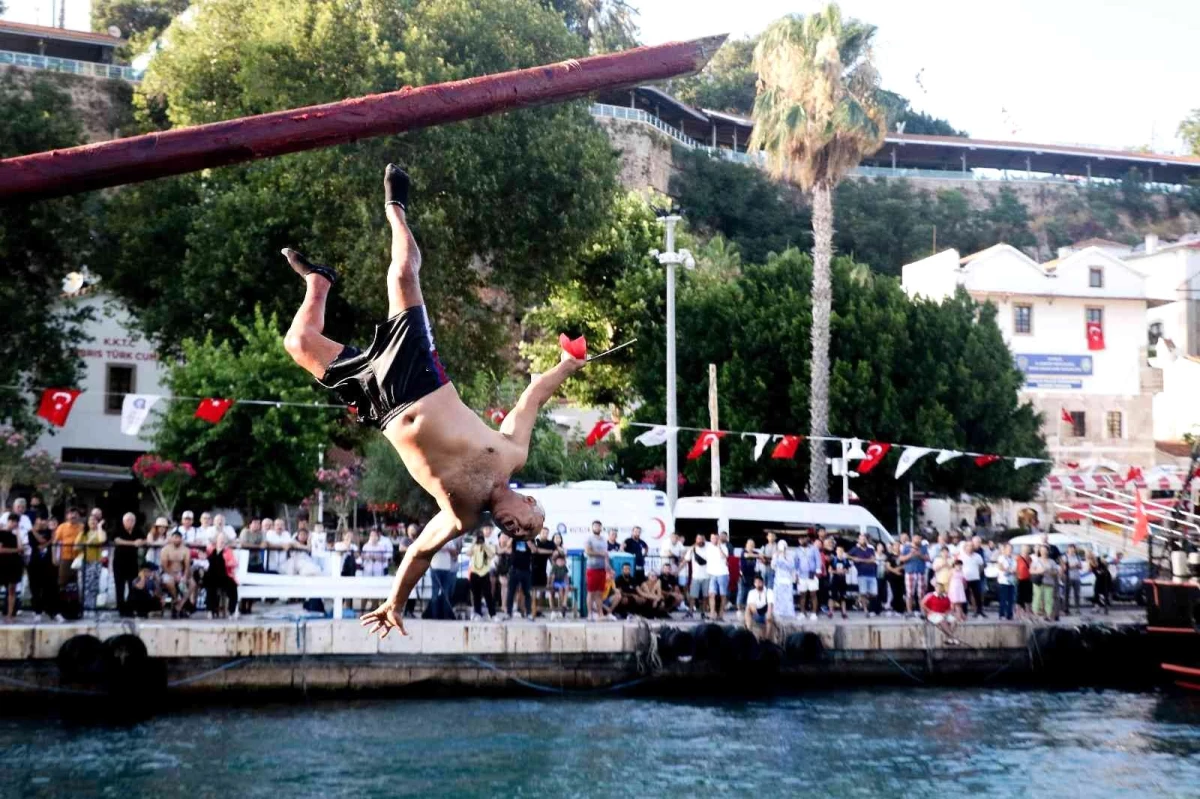 Antalya\'da iptal edilen yağlı direk bayrak yarışması renkli görüntülere sahne oldu