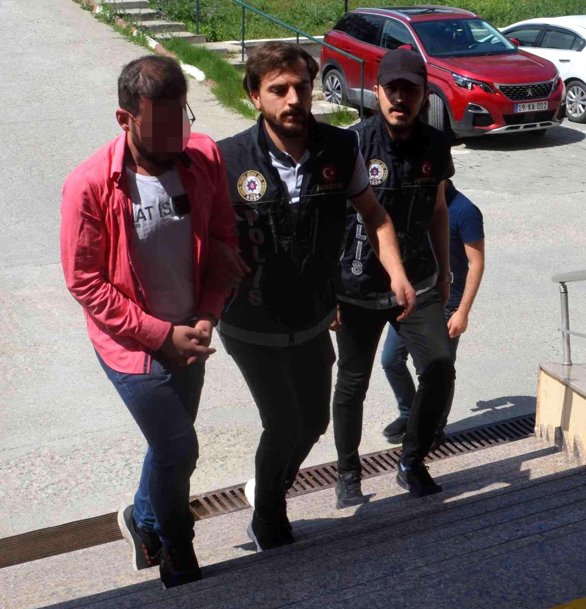 Aracında 46 binden fazla uyuşturucu hap yakalatan şahıs emniyet personeli çıktı