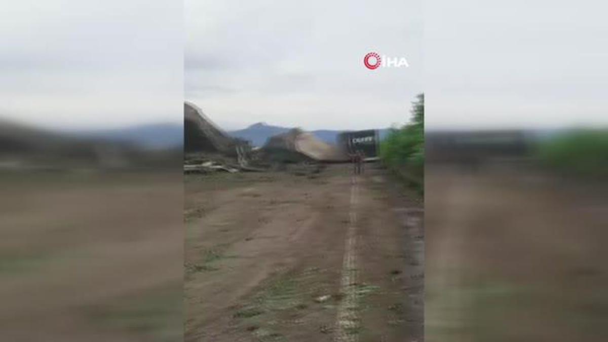 Son dakika haberi | Artvin\'in Kemalpaşa ilçesinde meydana gelen heyelandan ötürü yoldan geçen tırlar zarar gördü, bölgede ölü ve yaralıların olduğu biliniyor, yol...