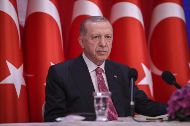 Asgari ücret açıklamasında Cumhurbaşkanı Erdoğan'ın 'Gırtlağımızı sıkmasınlar' sorusu afallattı