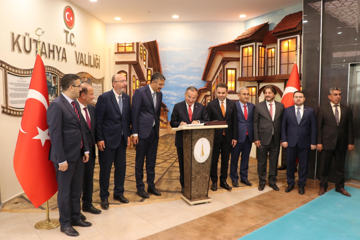 Bakan Bozdağ, Kütahya\'da valilik ve belediyeyi ziyaret etti