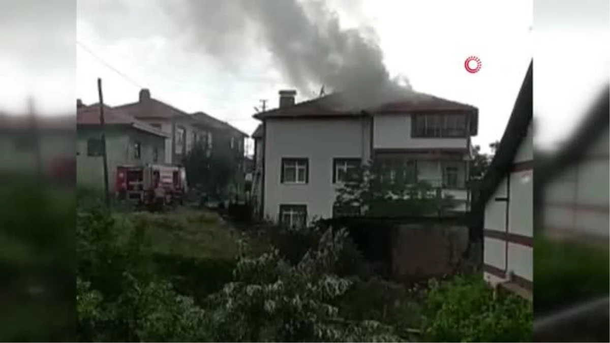 Son dakika haber | Başkent\'te evin çatısına düşen yıldırım yangına neden oldu