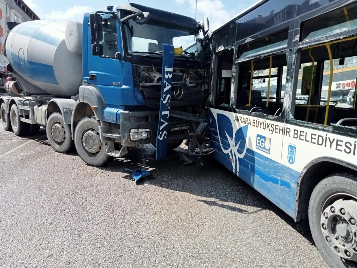 Belediye otobüsü ile beton mikserinin çarpışma anı kamerada