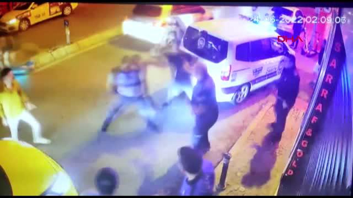 BEŞİKTAŞ\'TA İZİNSİZ AFİŞ ASAN GRUP BIÇAK VE SOPALARLA ZABITAYA SALDIRDI