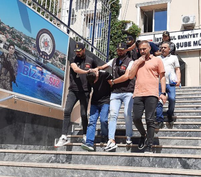 Son dakika: Beyoğlu'nda sokak ortasında cinayet: Güvenlik kamerasındaki saldırgan yakalandı Son dakika: Beyoğlu'nda sokak ortasında cinayet: Güvenlik kamerasındaki saldırgan yakalandı