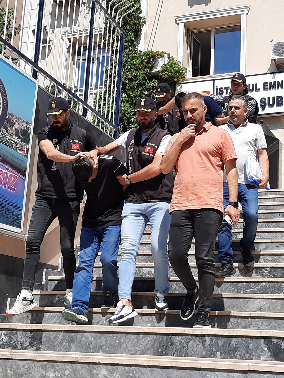 Son dakika haber! Beyoğlu\'ndaki cinayetin şüphelileri adliyeye sevk edildi