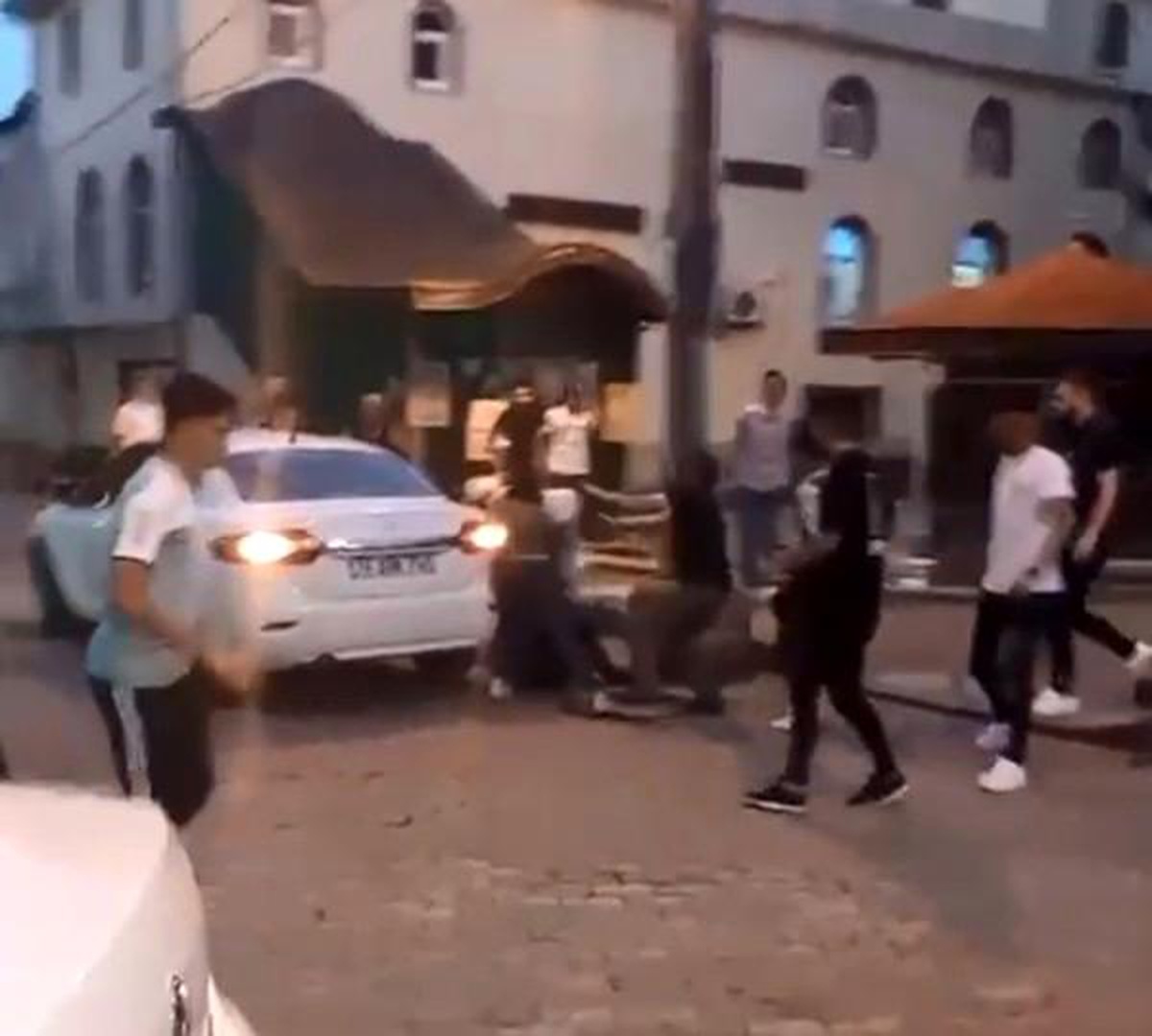 Bursa\'da 16 yaşındaki genç, 18 yaşındaki genci bıçakladı
