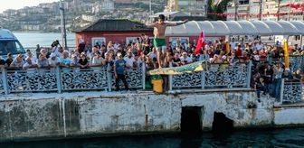 Yağlı direkten bayram alma yarışı renkli görüntülere sahne oldu (2)