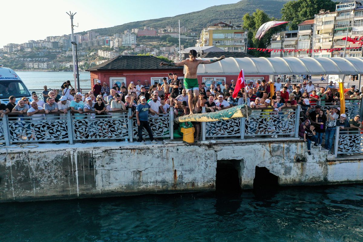 Yağlı direkten bayram alma yarışı renkli görüntülere sahne oldu (2)