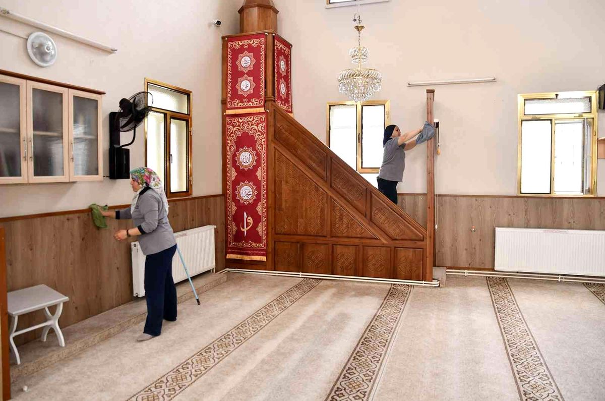 Camilerde bayram öncesi temizlik