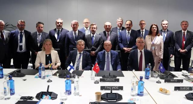 Cumhurbaşkanı Erdoğan'dan İsveç ve Finlandiya ile imzalanan mutabakat yorumu: Telaşa gerek yok, kapı gibi belgeler elimizde Cumhurbaşkanı Erdoğan'dan İsveç ve Finlandiya ile imzalanan mutabakat yorumu: Telaşa gerek yok, kapı gibi belgeler elimizde