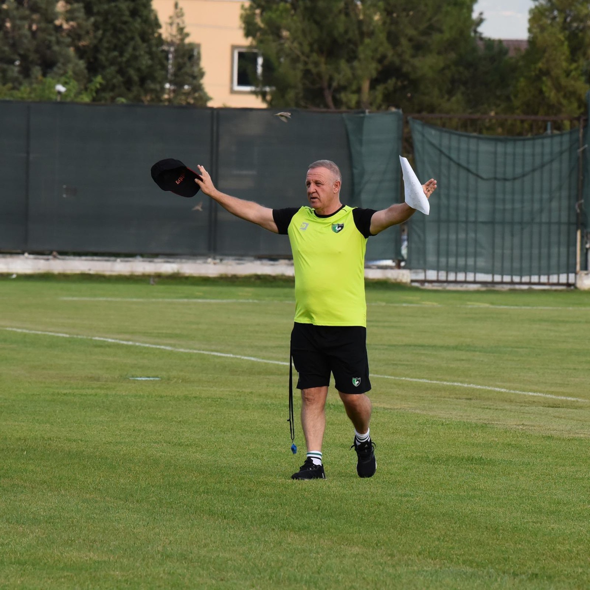 Denizlispor Teknik Direktörü Bakkal, yeni sezon için taraftarlardan destek istedi