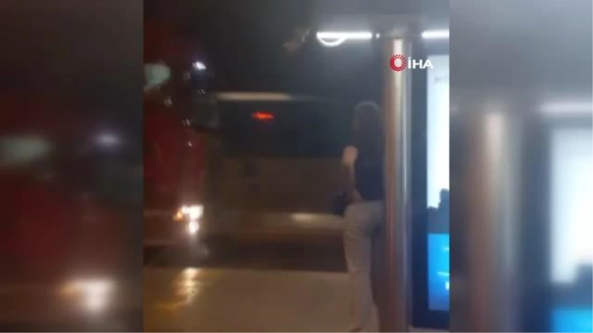 Durakta yolcular metrobüs beklerken tır geldi