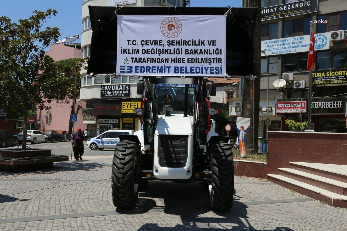 Edremit Belediyesi\'ne Yeni İş Makinesi