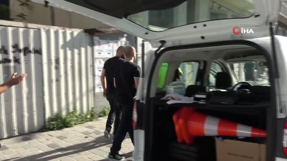 Son dakika haber... Ehliyetsiz turistler görevlerini yapan polislerin önce fotoğraflarını çekti, sonra rüşvet teklif etti