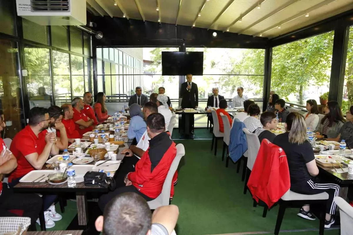 Gümüşhane\'de yarıştıkları branşlarda başarı gösteren sporcular kahvaltıda buluştu