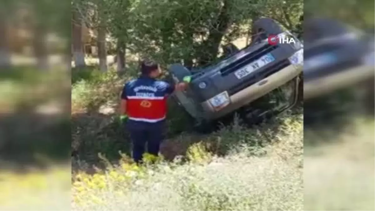 Gürpınar ilçesinde kontrolden çıkan kamyonetin takla atması sonucu 3 kişi yaralandı