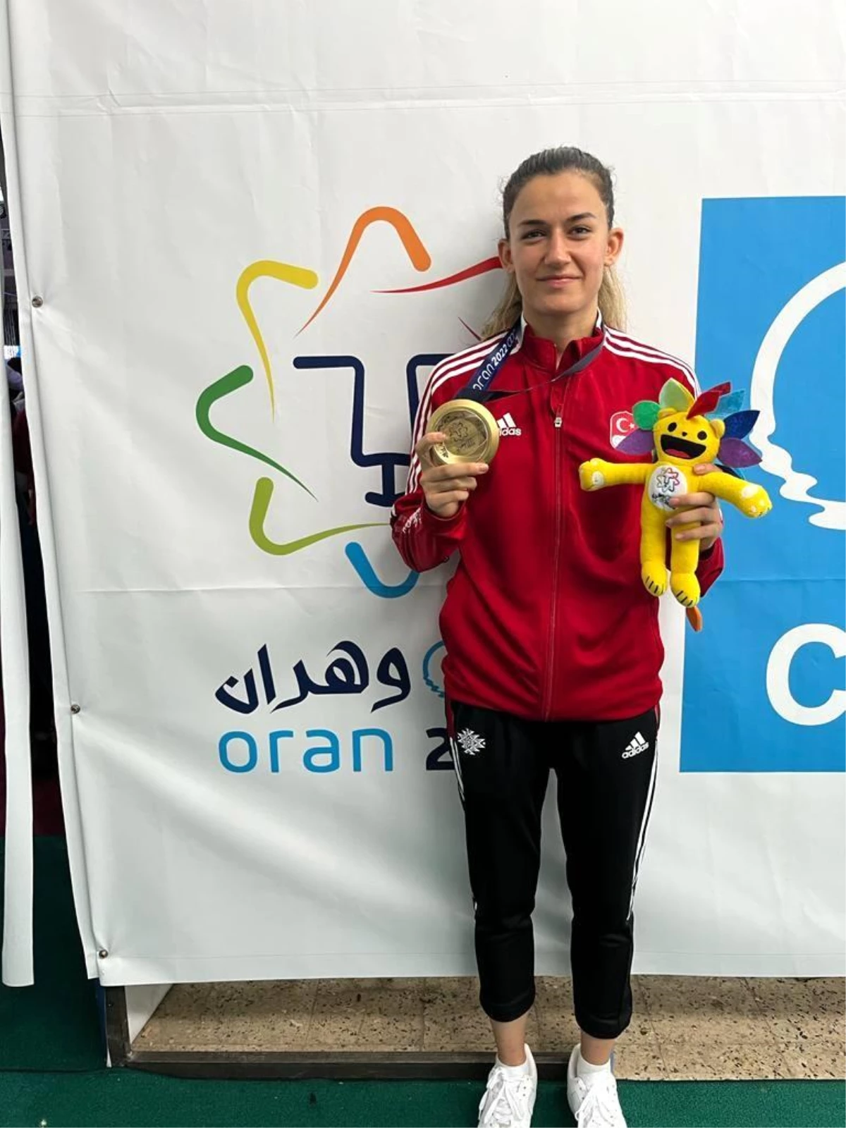 Cezayir\'de düzenlenen 19. Akdeniz Oyunları\'nda milli boksör Busenaz Sürmeneli, kadınlar 66 kiloda altın madalya kazandı.