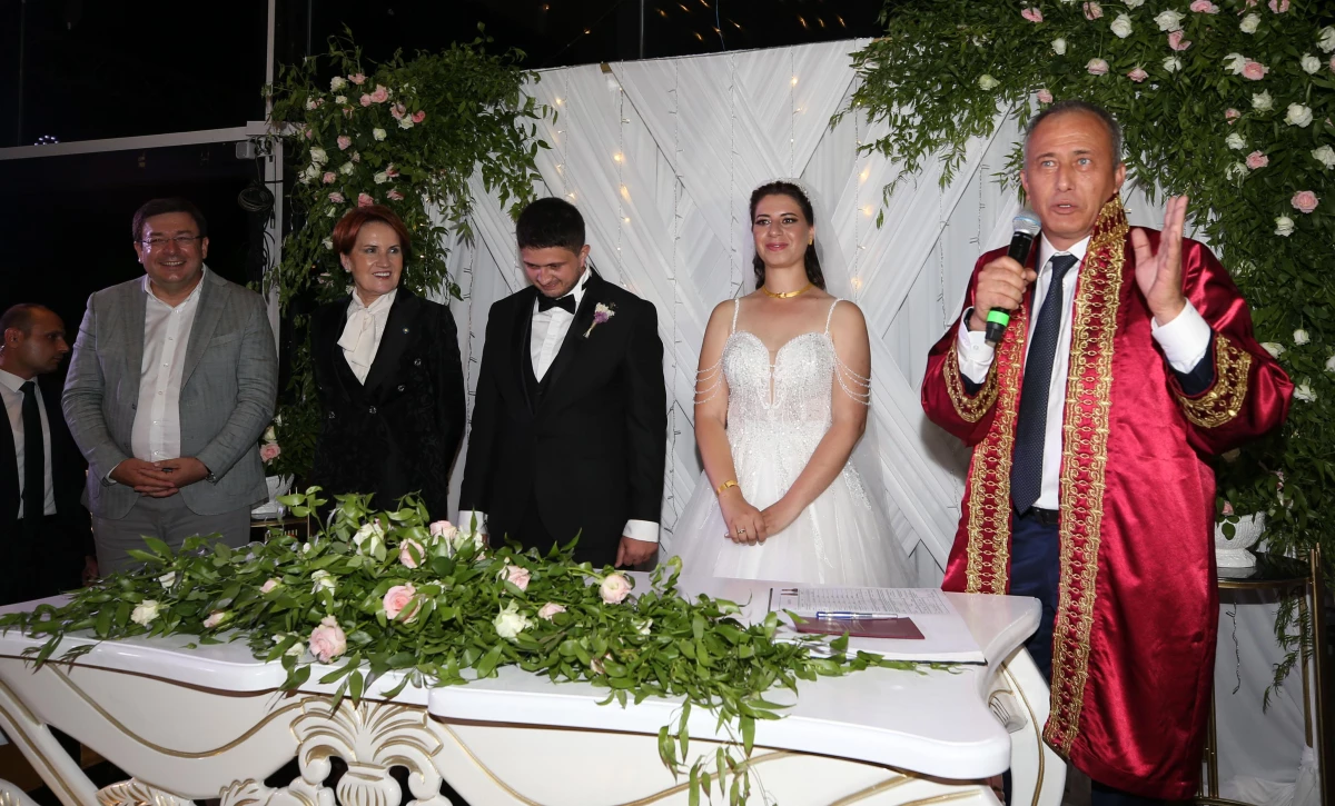 İYİ Parti Genel Başkanı Akşener, Çanakkale\'de nikah şahidi oldu