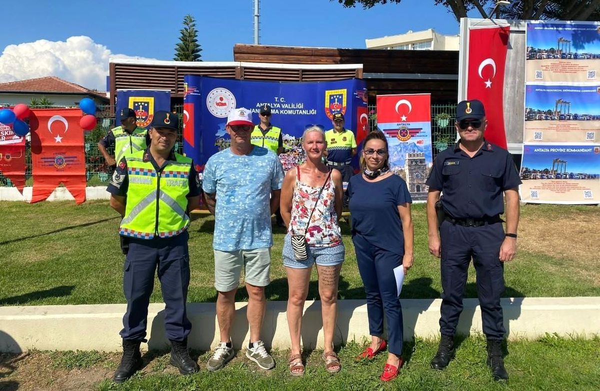 Son dakika haberleri... Jandarmadan turistlere 3 farklı dilde trafik farkındalık eğitimi