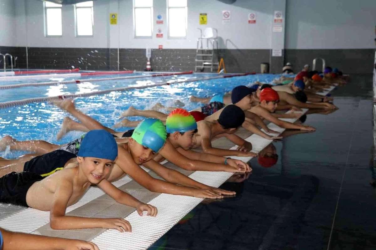 Karaköprü\'de çocuklar yüzme öğreniyor