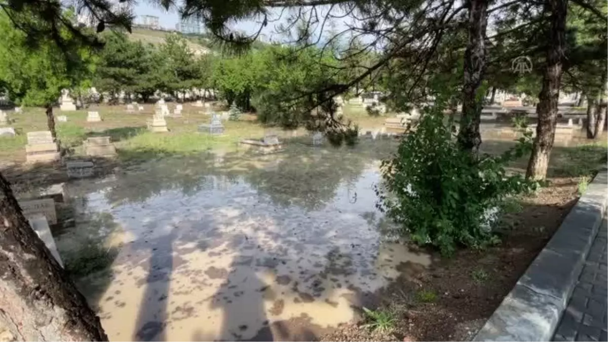 Karşıyaka Mezarlığı'nda mezarlıkların bulunduğu bazı alanları su bastı