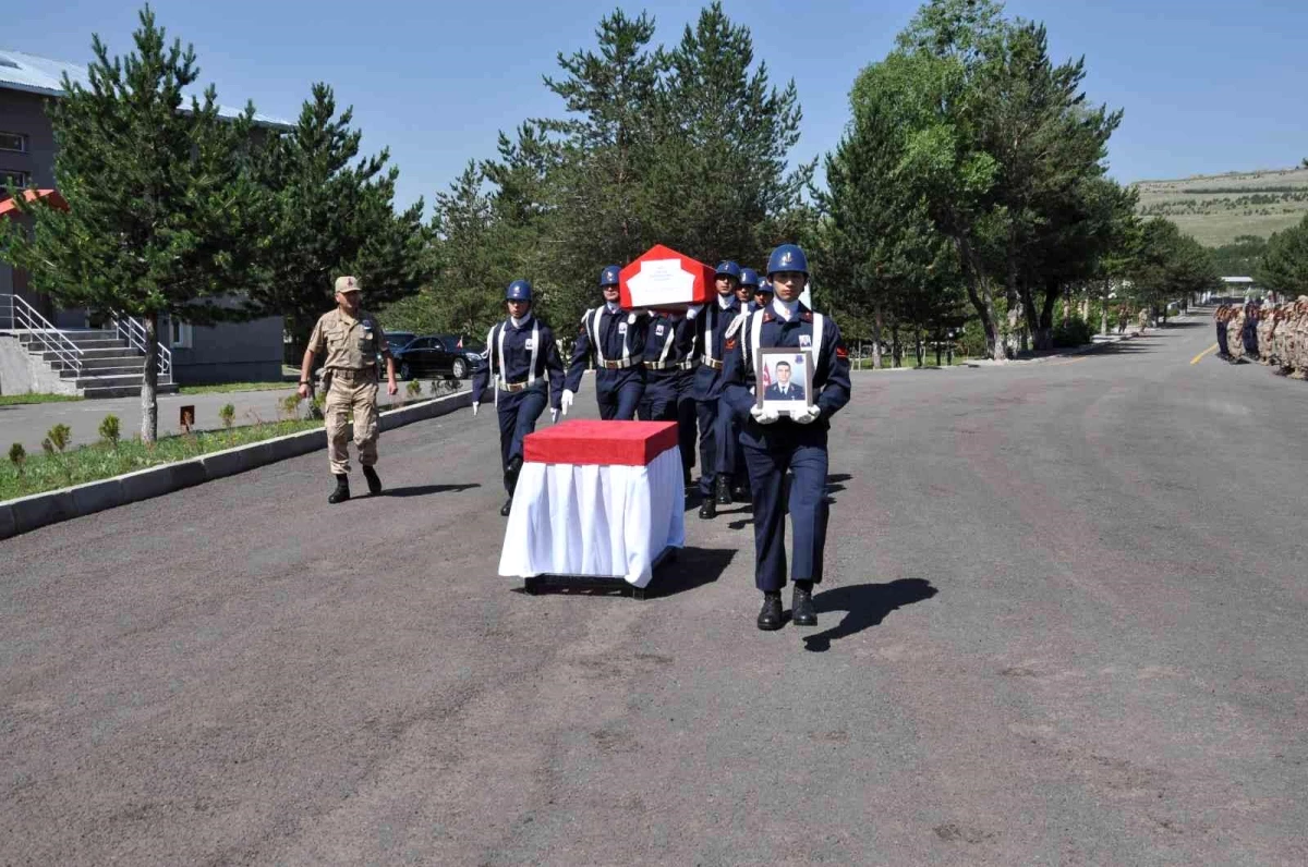 Son dakika haberi: Kars\'ta trafik kazasında hayatını kaybeden astsubayın cenazesi memleketine uğurlandı