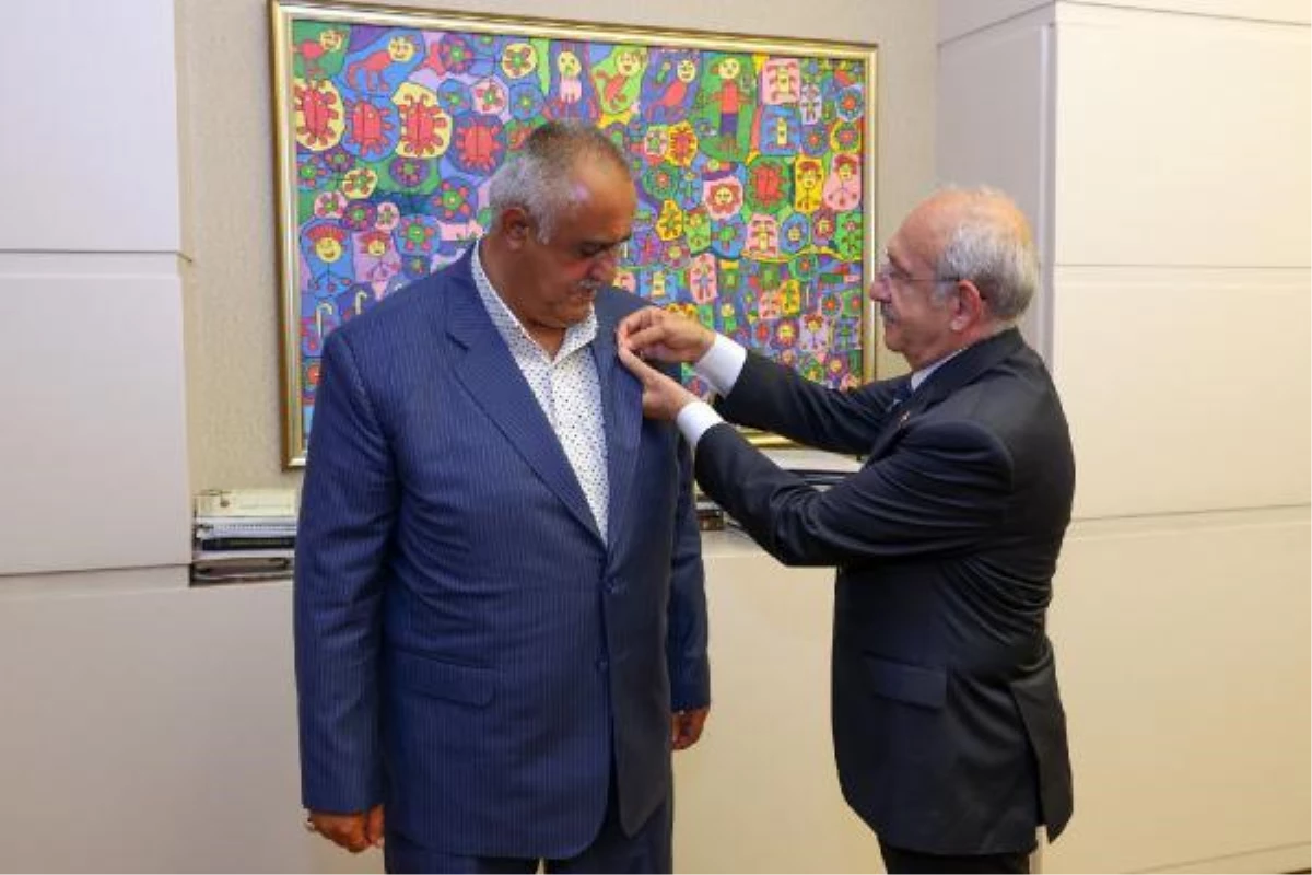 Kılıçdaroğlu, CHP\'ye katılan Gölbaşı Belediye Başkanı\'na rozet taktı